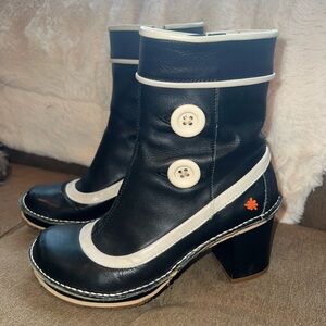 Stylish Black and White leather Women's Boots ART size 38 broken